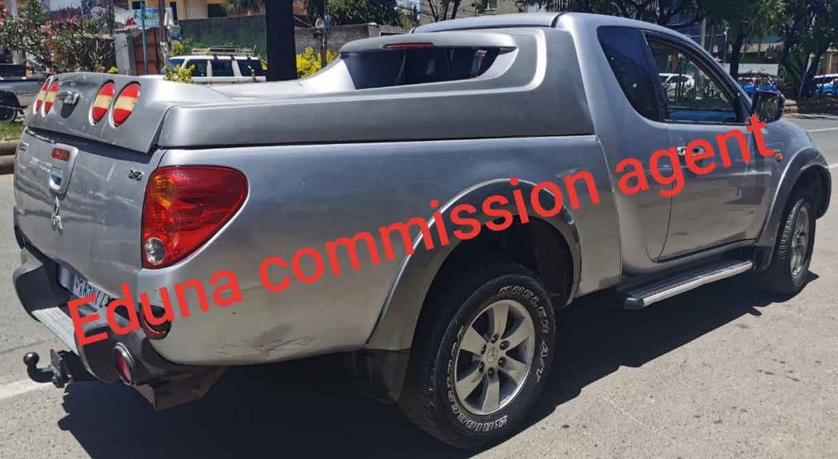 Mitsubishi L200 Pickup Truck Inside Exterior Right